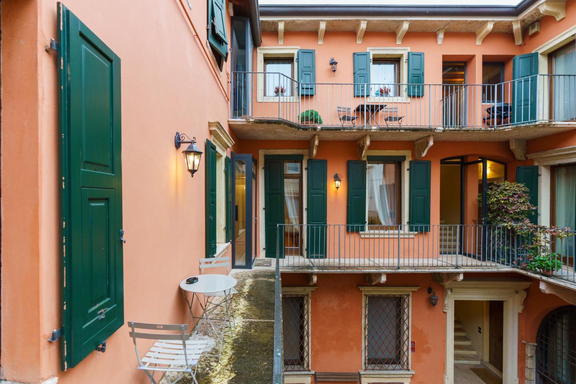 Domus Verona - Elegante Residenza Satiro Eksteriør bilde